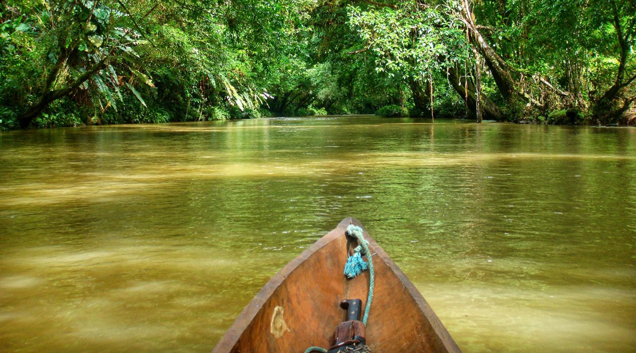 Canoa en el río - Choco, Colombia
